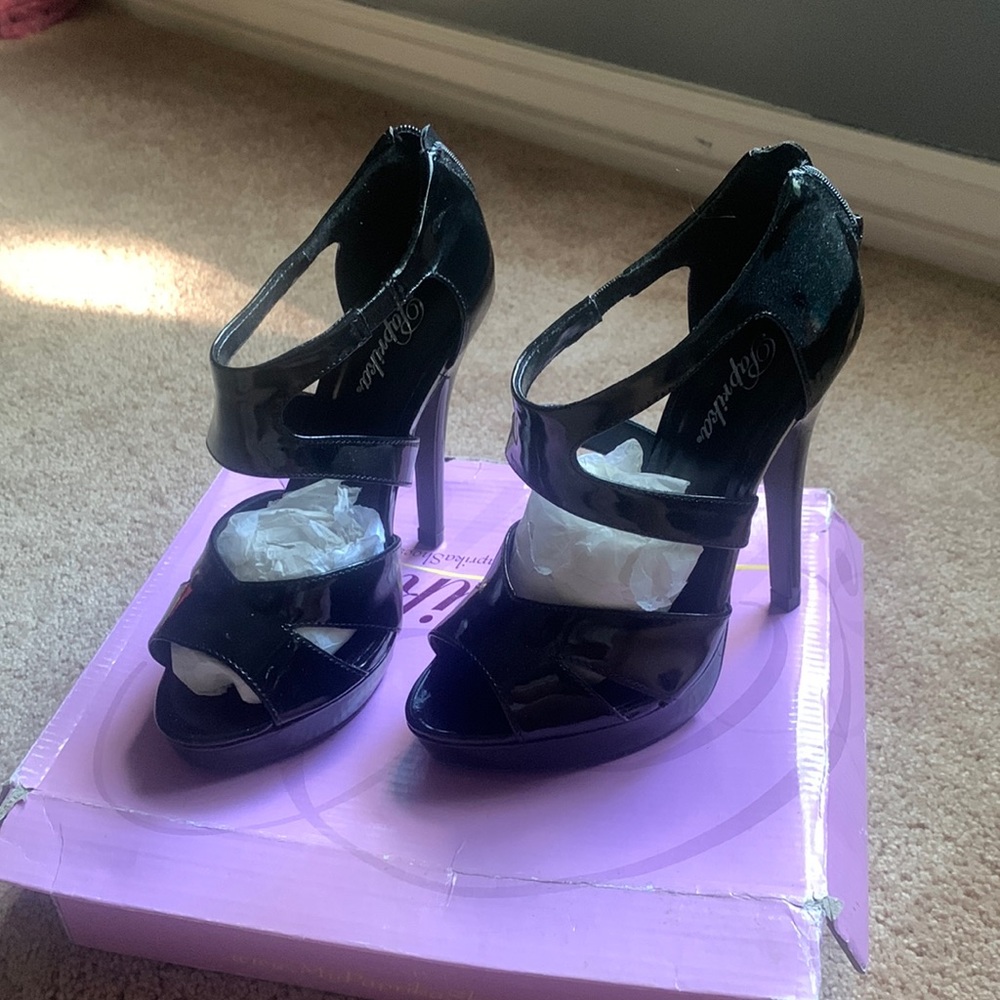 Gorgeous black evening sandals. New
